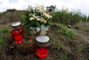 Cveće i sveće na mestu na kome je pronađeno telo Tijane Jurić (Foto: Tanjug)