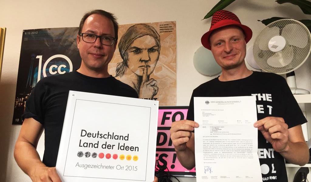 Netzpolitik dvojac: Markus Beckedahl (lijevo) drži nagradu za inovaciju koju su ove godine za svoj rad dobili od njemačke Vlade, dok Andre Meister drži sudsku tužbu za veleizdaju koju su dobili, također, zbog svog rada