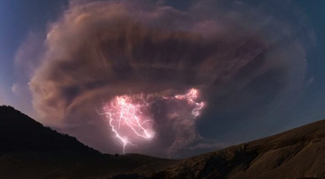 Prikaz nastao spajanjem različitih snimaka vulkanskih erupcija, jedne iz 2011. i jedne iz 2015. Foto: Daily mail