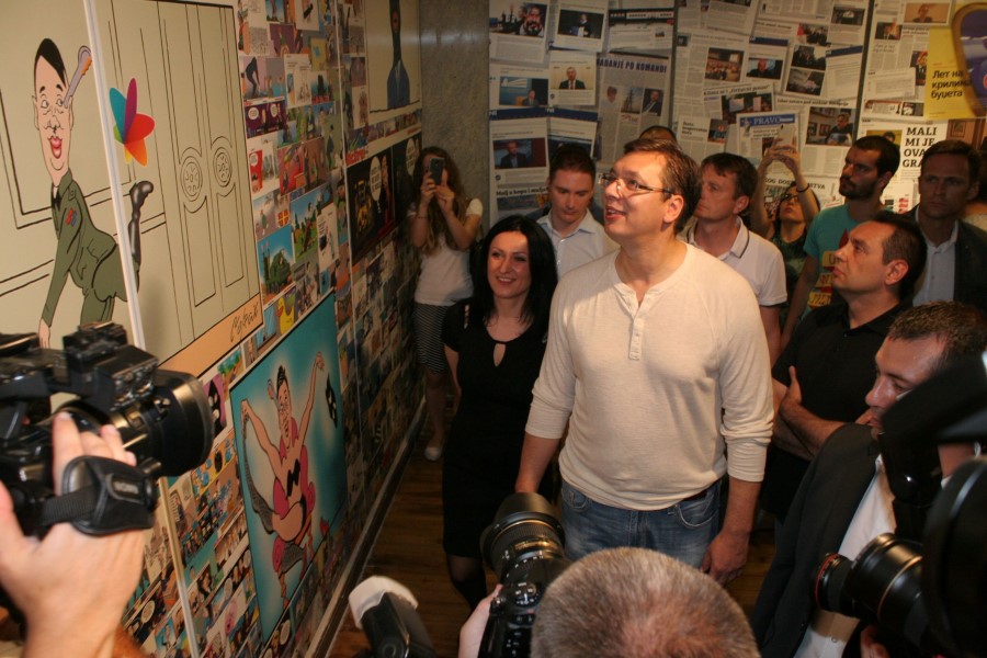 Mesto: Beograd Datum: 25.07.2016 Dogadjaj: POLITIKA/KIOSK - predsednik Srpske napredne stranke (SNS) Aleksandar Vuèiæ posetio je izlobu Slube za informisanje SNS "Necenzurisane lai" Licnosti: Aleksandar Vuèiæ