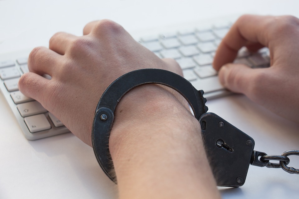 typing_keyboard_handcuffs_pixabay