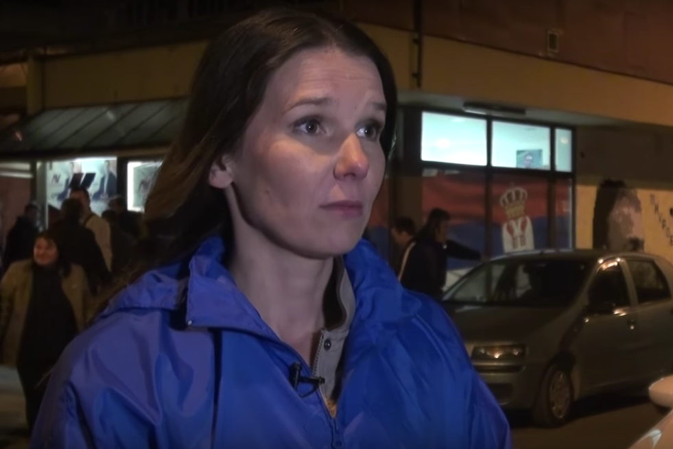 Novinarka N1 Gordana Bjeletić nakon što je izbačena iz štaba SNS-a; Foto: Youtube Screenshot/ Lucky Star Media