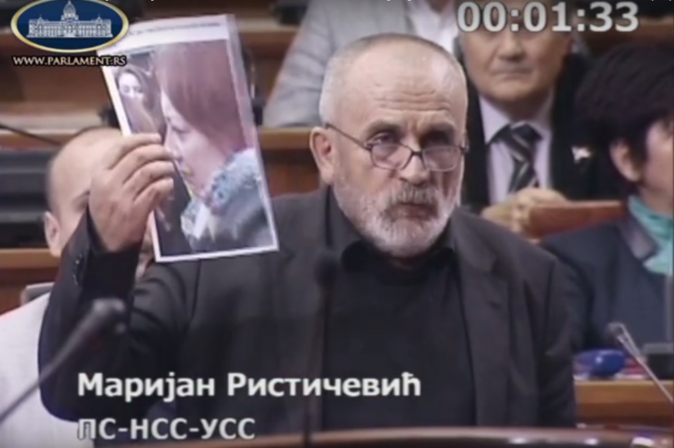 Poslanik Marijan Rističević pokazuje fotografiju novinarke Antonele Rihe; Foto: Youtube screenshot/ ParlamentSrbija