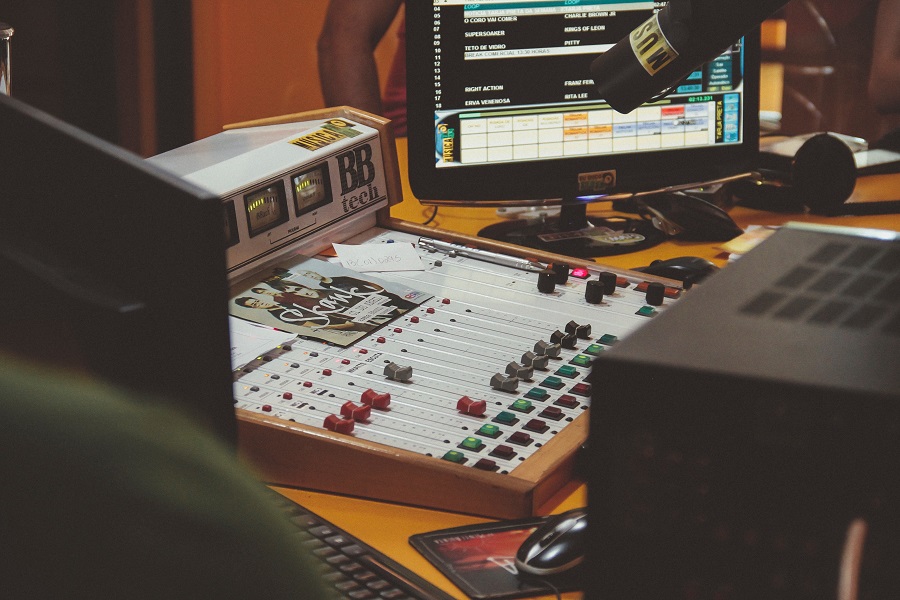 City radio odbio "mrvice" iz opštinskog budžeta; Ilustracija, foto: Unsplash/ João Silas