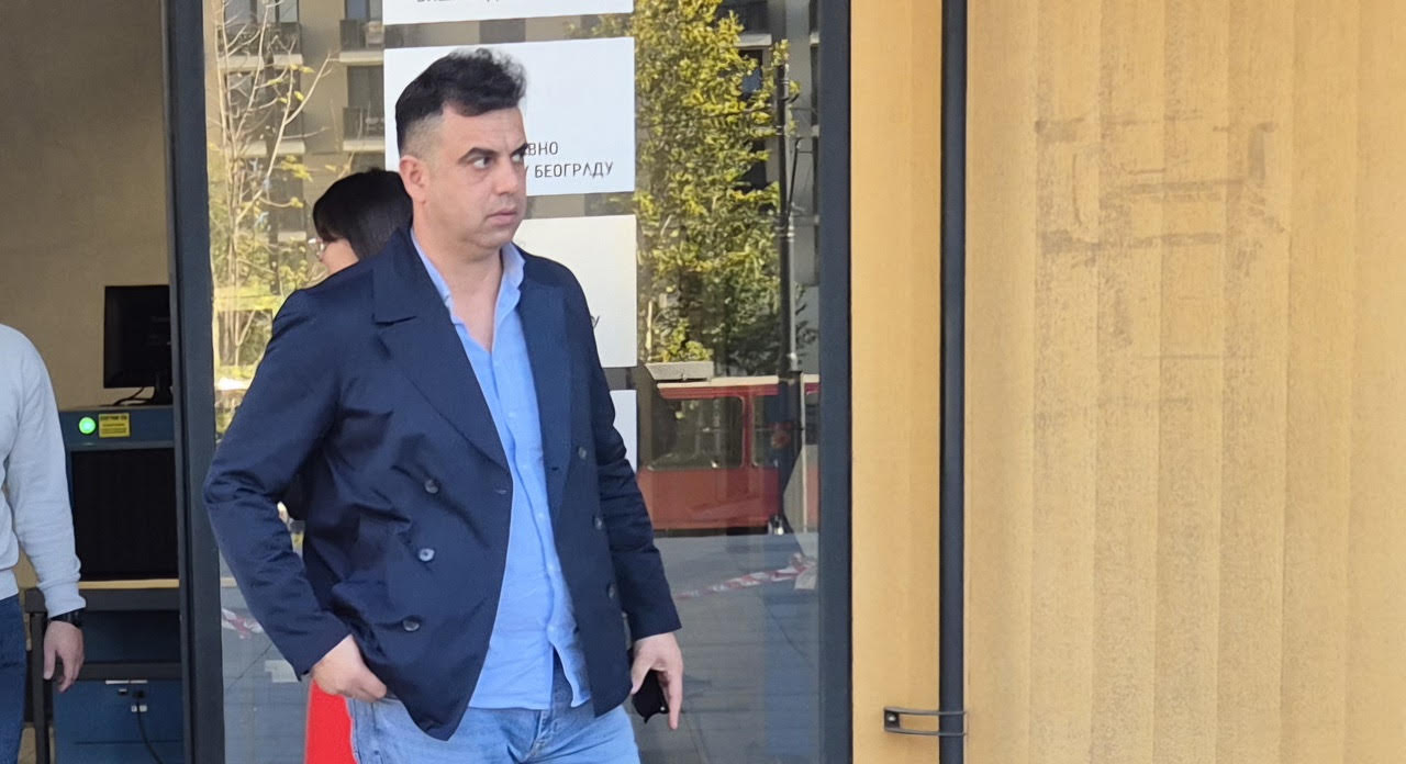 Suđenje Žeželja i Judite Popović: Svedok tvrdi da je sedeo odmah do Žeželja, odbrana demantuje fotografijama